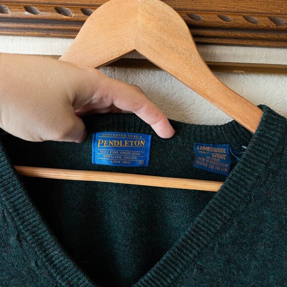 Vintage Pendleton 100% Virgin Wool Green V-Neck Sweater Men’s L Classic Knit - Picture 2 of 7